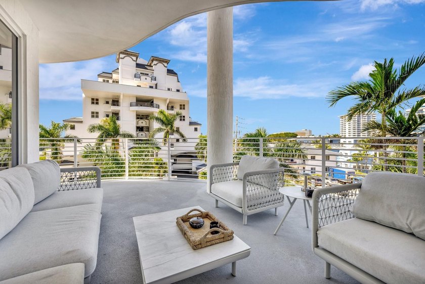 Stunning half-floor 2BR + den just 3 blocks from the sand in the - photo 40