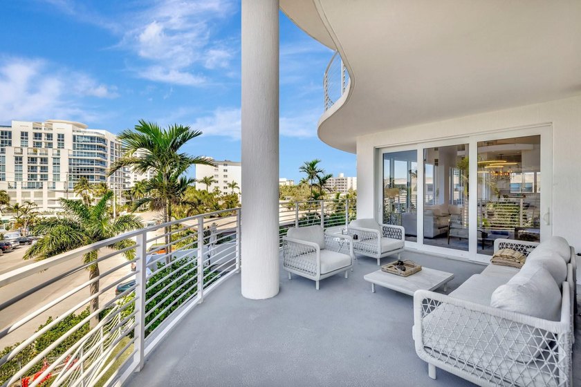 Stunning half-floor 2BR + den just 3 blocks from the sand in the - photo 42