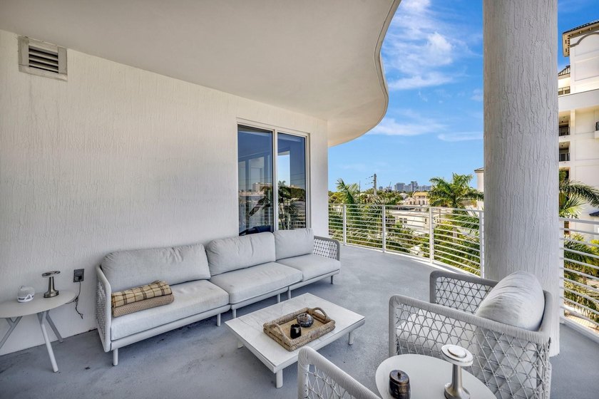 Stunning half-floor 2BR + den just 3 blocks from the sand in the - photo 43