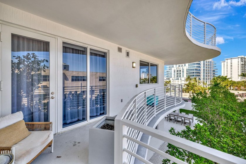 Stunning half-floor 2BR + den just 3 blocks from the sand in the - photo 45