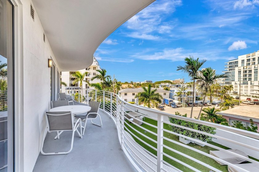 Stunning half-floor 2BR + den just 3 blocks from the sand in the - photo 46