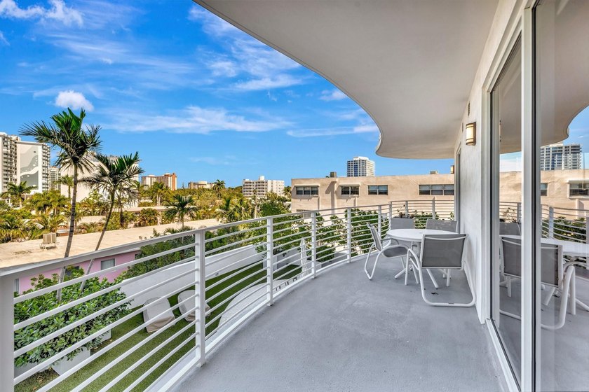 Stunning half-floor 2BR + den just 3 blocks from the sand in the - photo 47