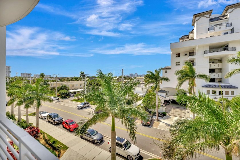 Stunning half-floor 2BR + den just 3 blocks from the sand in the - photo 48