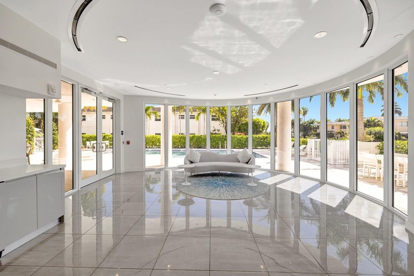 Stunning half-floor 2BR + den just 3 blocks from the sand in the - photo 50