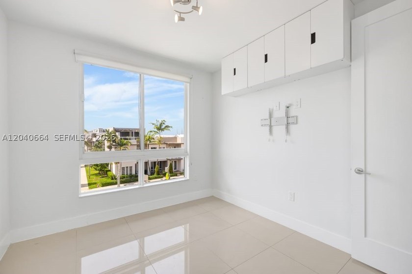 Exceptional practically new construction opportunity in the - photo 4