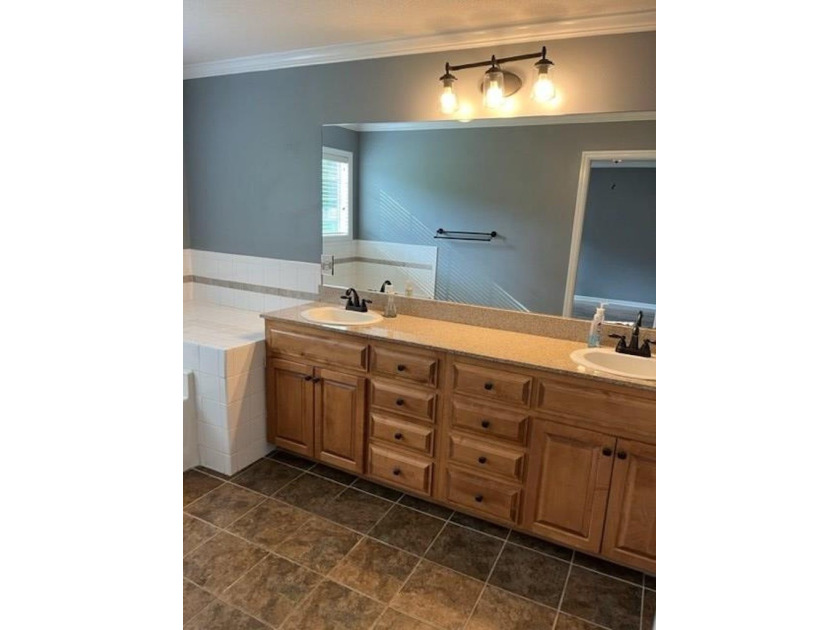 Beautifully Updated 4-Bedroom Home in Desirable Kingsgate - photo 15