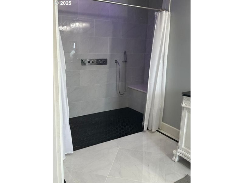 This gorgeous 3 bedroom 3 bath home has been transformed to a - photo 21
