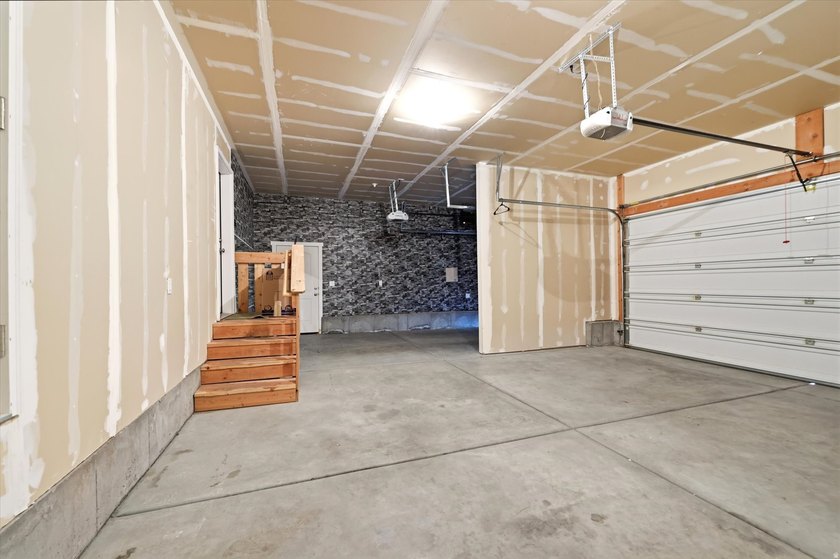 Enjoy the convenience of living near shopping, bus stops, parks - photo 22