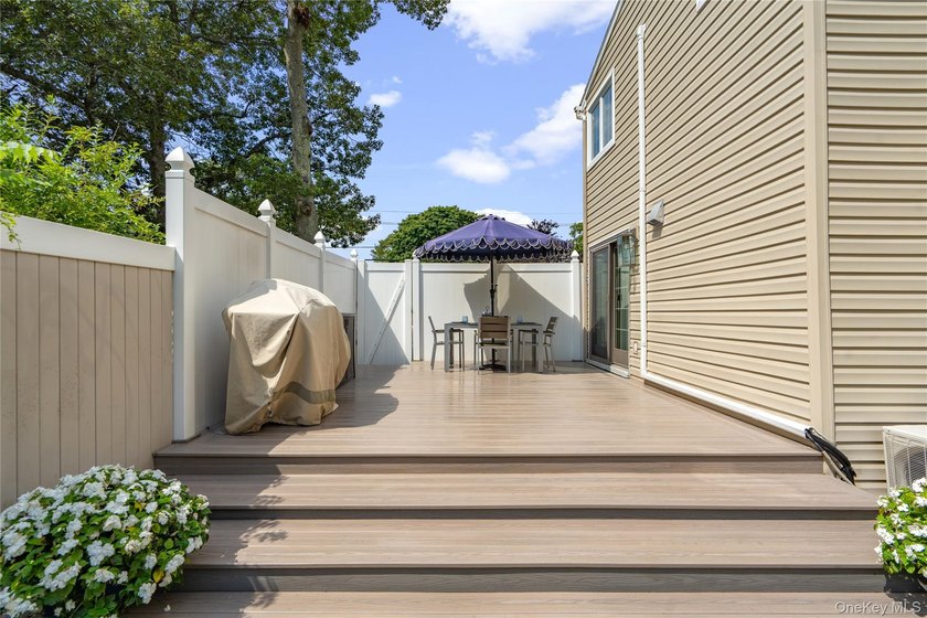 Welcome home to 939 Manor Lane in Bay Shore. This meticulously - photo 34