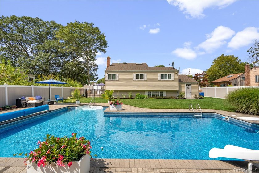 Welcome home to 939 Manor Lane in Bay Shore. This meticulously - photo 35
