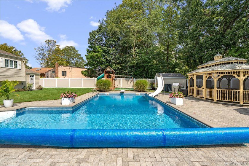 Welcome home to 939 Manor Lane in Bay Shore. This meticulously - photo 37
