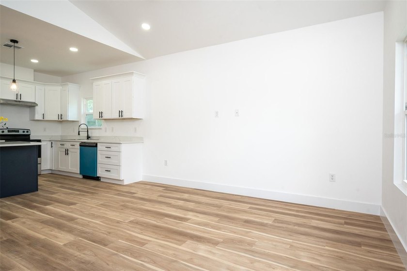BRAND NEW 3 bedroom 2 bath home located in the Williston - photo 4