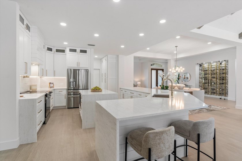 Welcome to a Masterpiece of luxury living. This Newly Renovated - photo 3