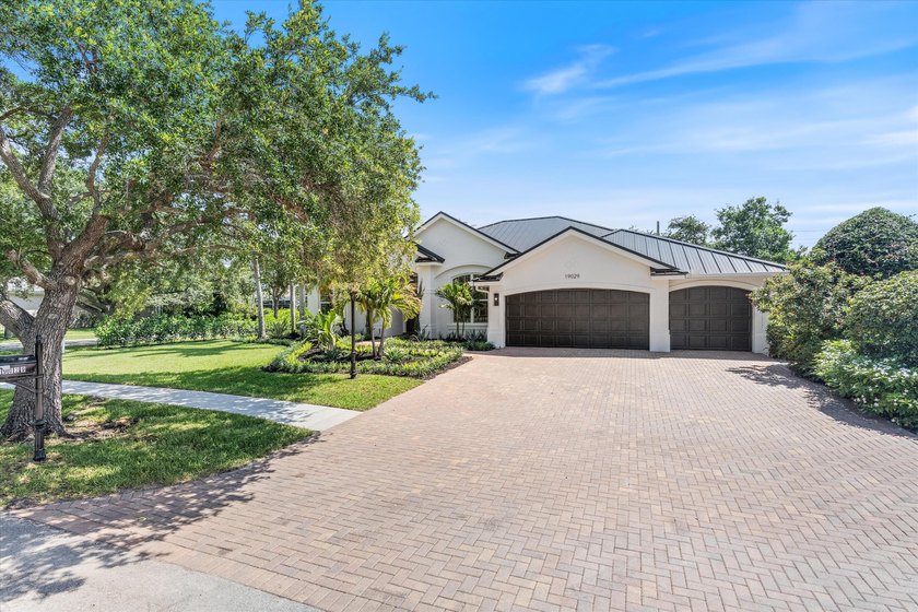 Welcome to a Masterpiece of luxury living. This Newly Renovated - photo 6