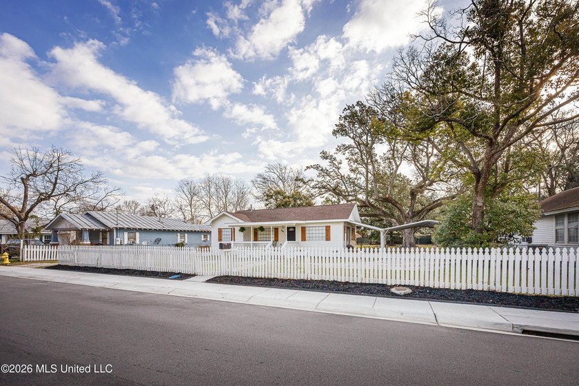Charming cottage-style home offering a welcoming atmosphere and - photo 2