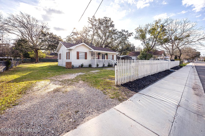 Charming cottage-style home offering a welcoming atmosphere and - photo 4
