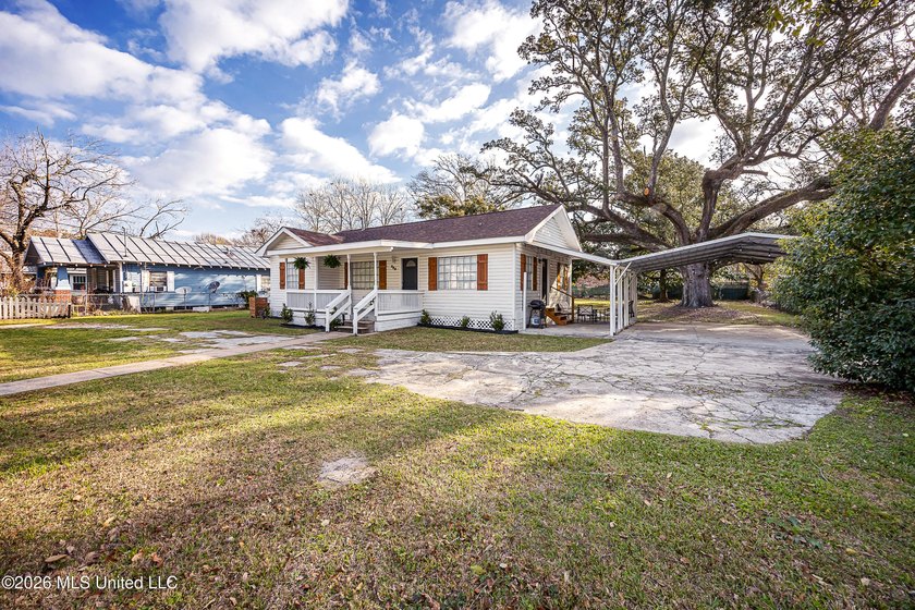 Charming cottage-style home offering a welcoming atmosphere and - photo 6