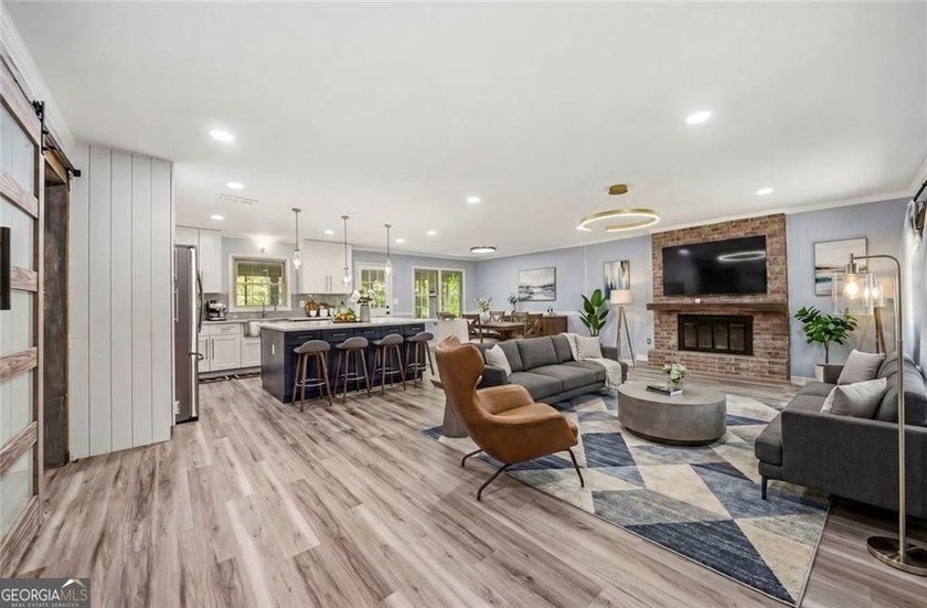 A beautifully maintained home with serene views of Canary Lake - photo 3