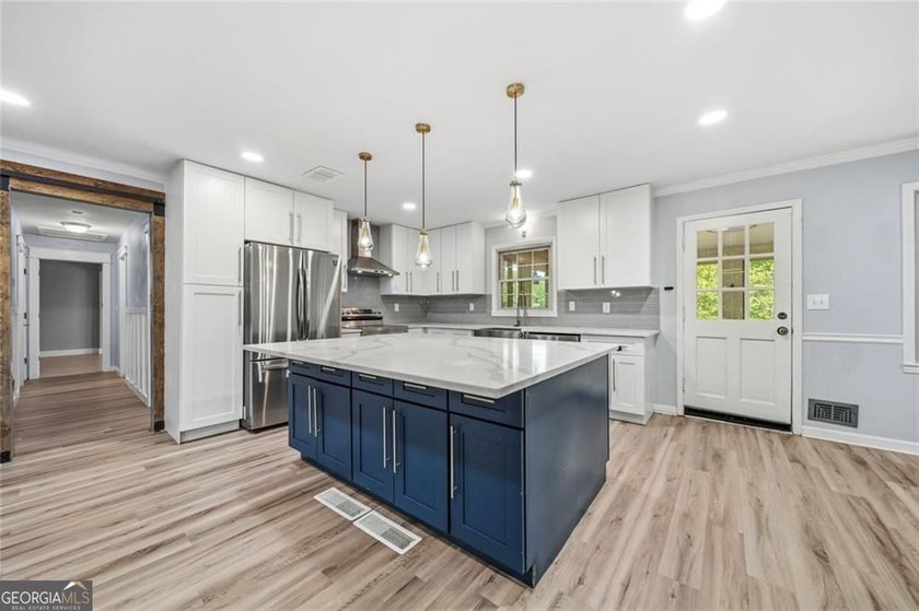A beautifully maintained home with serene views of Canary Lake - photo 9