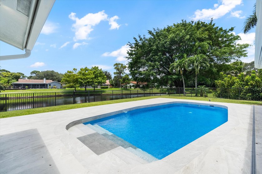 Rarely available cul-de-sac pool home on the lake in Timbercreek - photo 3