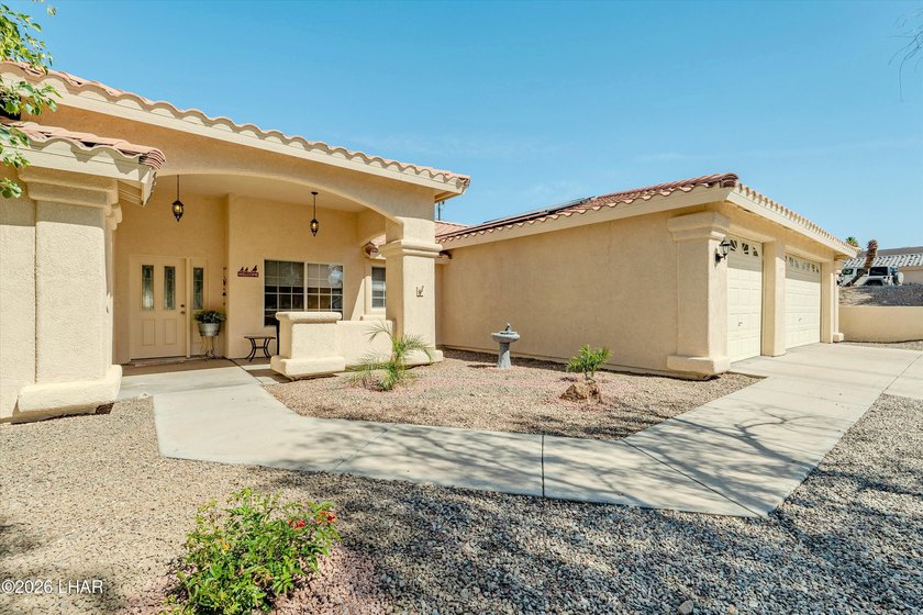 Energy-efficient solar pool home with 4 bedrooms, 3 bathrooms - photo 3