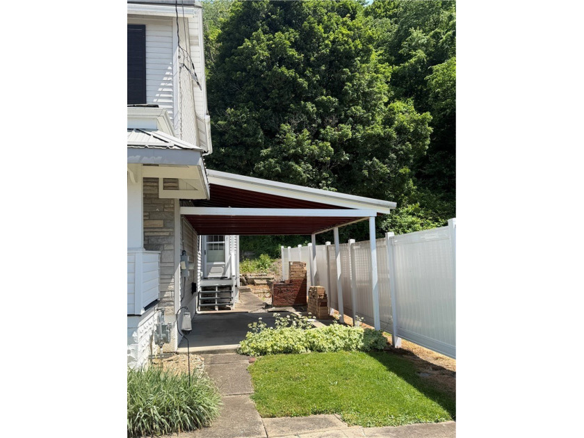 Welcome home to this spacious 3-bedroom half duplex offering - photo 3