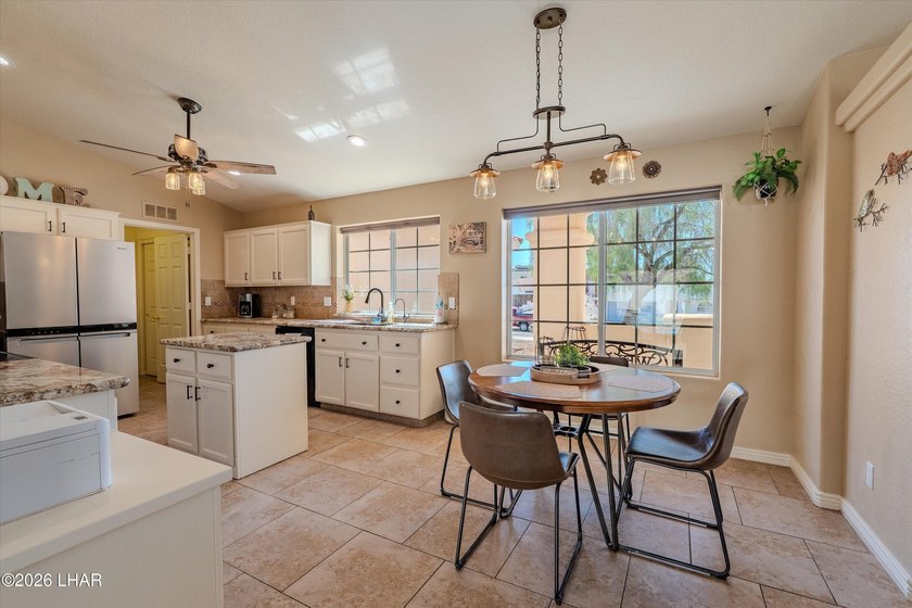 Energy-efficient solar pool home with 4 bedrooms, 3 bathrooms - photo 8