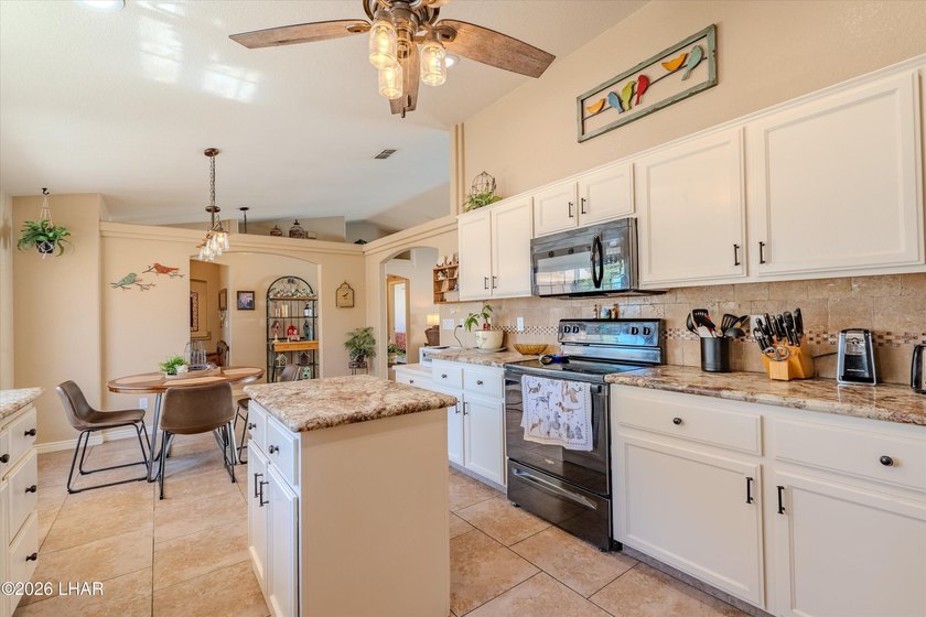 Energy-efficient solar pool home with 4 bedrooms, 3 bathrooms - photo 10