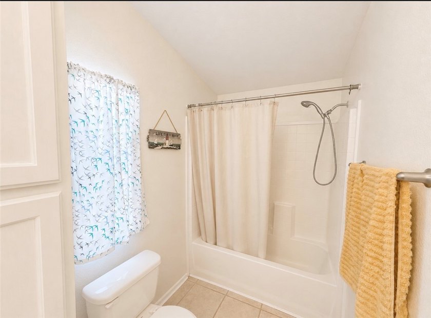 Welcome to this well-maintained and move-in-ready 3-bedroom - photo 10