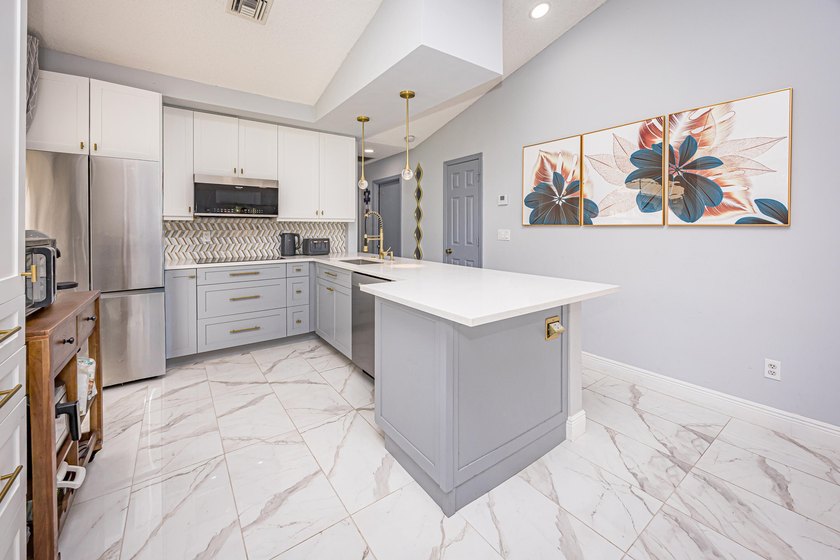 Welcome to a beautifully updated 2-bedroom, 2-bathroom home - photo 7