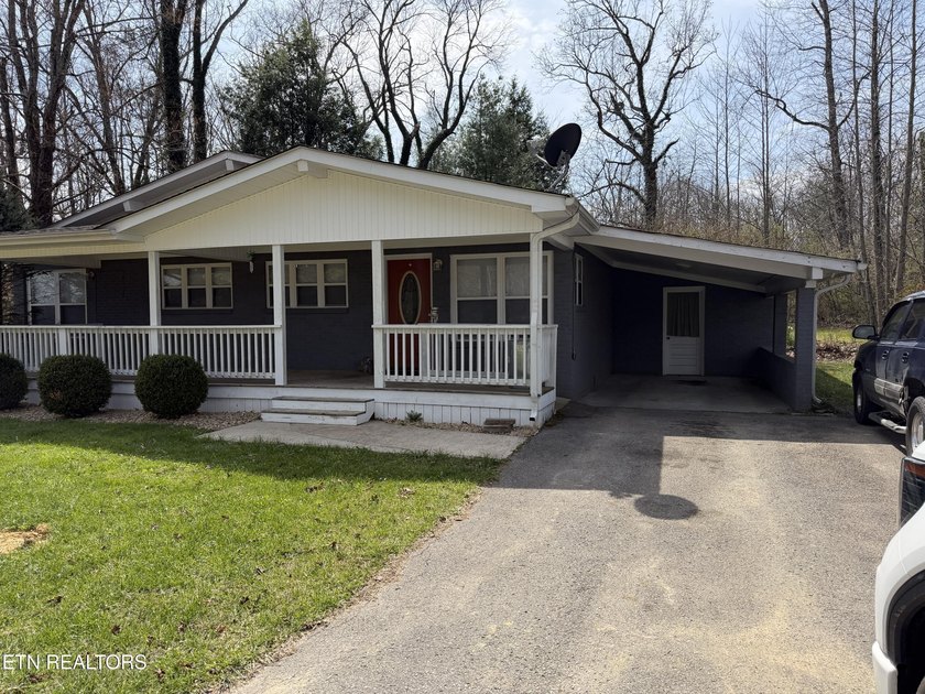 Cute full brick home in a great location. Big covered front - photo 22