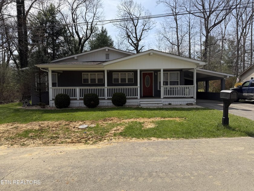 Cute full brick home in a great location. Big covered front - photo 23