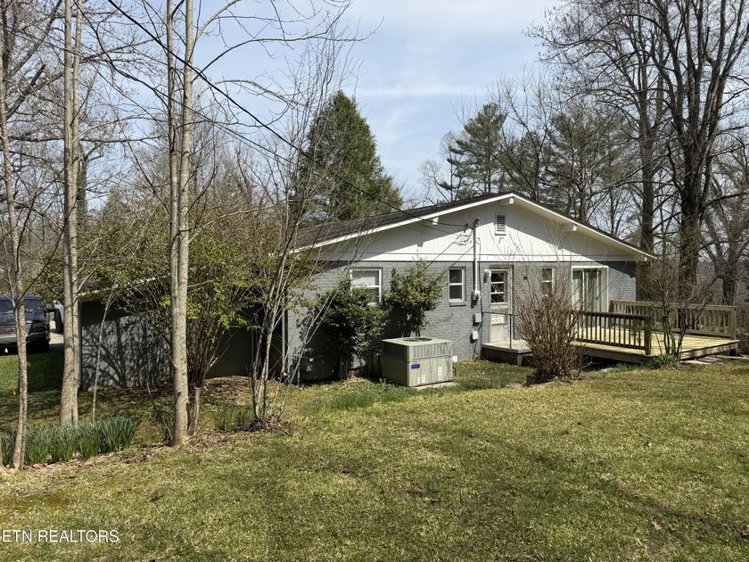 Cute full brick home in a great location. Big covered front - photo 24