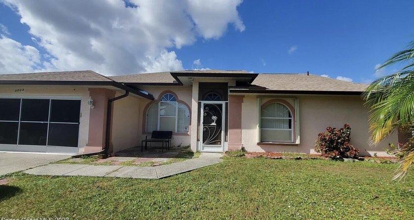 Welcome to this charming 5 bedrooms, 3 bathrooms, 2 kitchens - photo 2