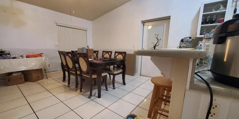 Welcome to this charming 5 bedrooms, 3 bathrooms, 2 kitchens - photo 3