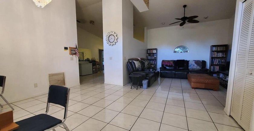 Welcome to this charming 5 bedrooms, 3 bathrooms, 2 kitchens - photo 4