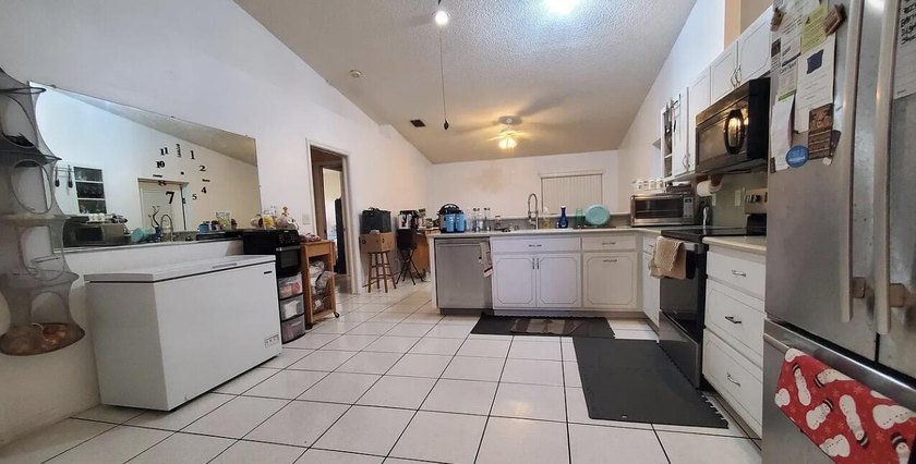 Welcome to this charming 5 bedrooms, 3 bathrooms, 2 kitchens - photo 6