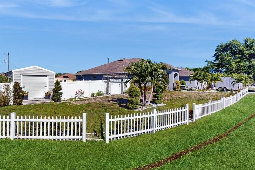 Charming 4-Bedroom Home with Spacious Yard and Modern Amenities - photo 3