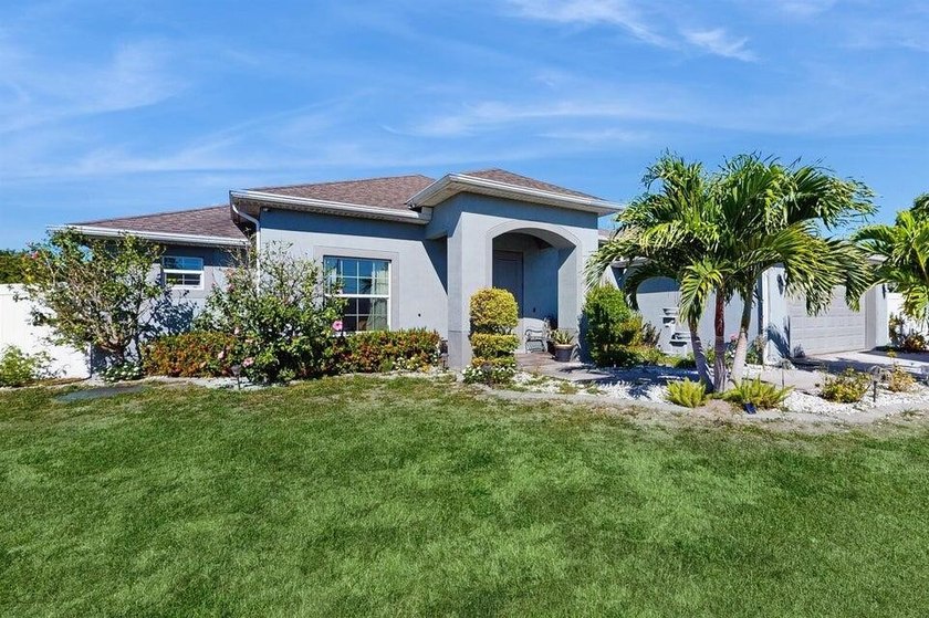 Charming 4-Bedroom Home with Spacious Yard and Modern Amenities - photo 4