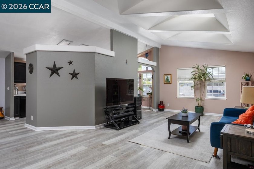 Welcome to this beautifully updated 1,542 sq. ft. manufactured - photo 2