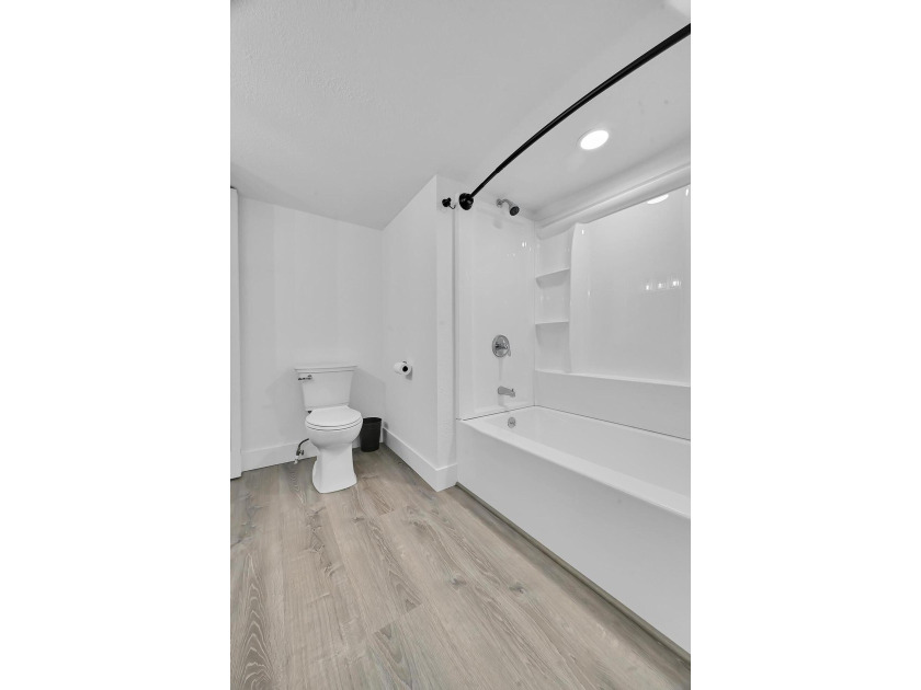 Great opportunity in the community of Green Acres, minutes from - photo 27