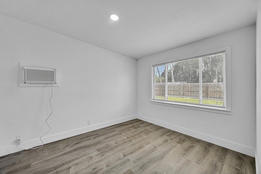 Great opportunity in the community of Green Acres, minutes from - photo 33