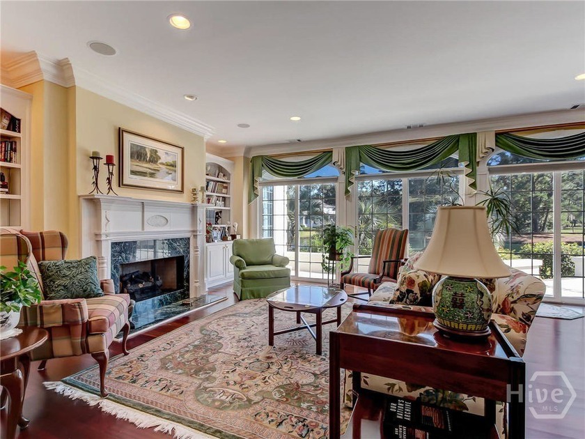 Elegant Lagoon-Front Home in Oakridge |4BR | 3.5BA | 4,722 Sq - photo 3