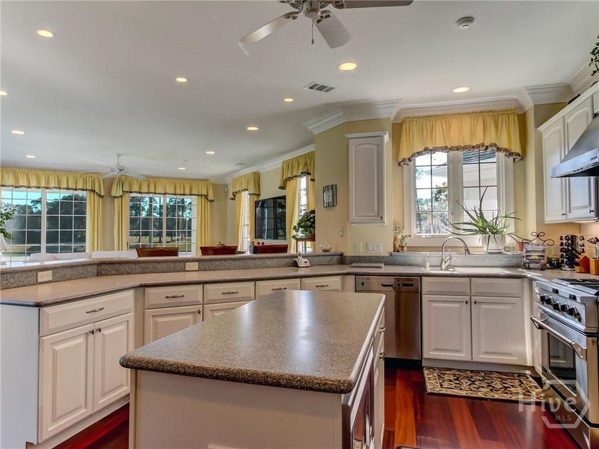 Elegant Lagoon-Front Home in Oakridge |4BR | 3.5BA | 4,722 Sq - photo 5