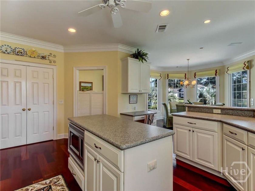 Elegant Lagoon-Front Home in Oakridge |4BR | 3.5BA | 4,722 Sq - photo 6