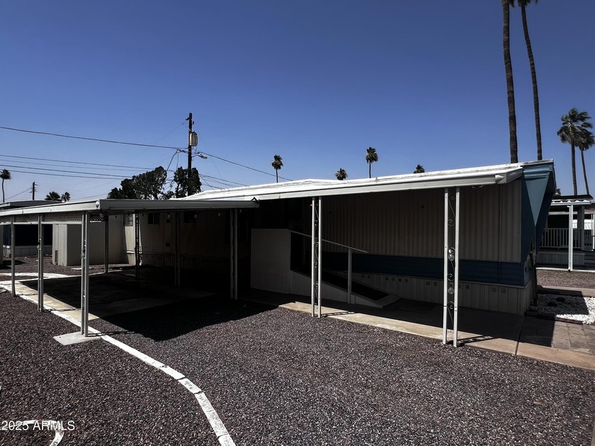 Cozy 2 bedroom /2 bath home with newer A/C Unit, Refrigerator - photo 3