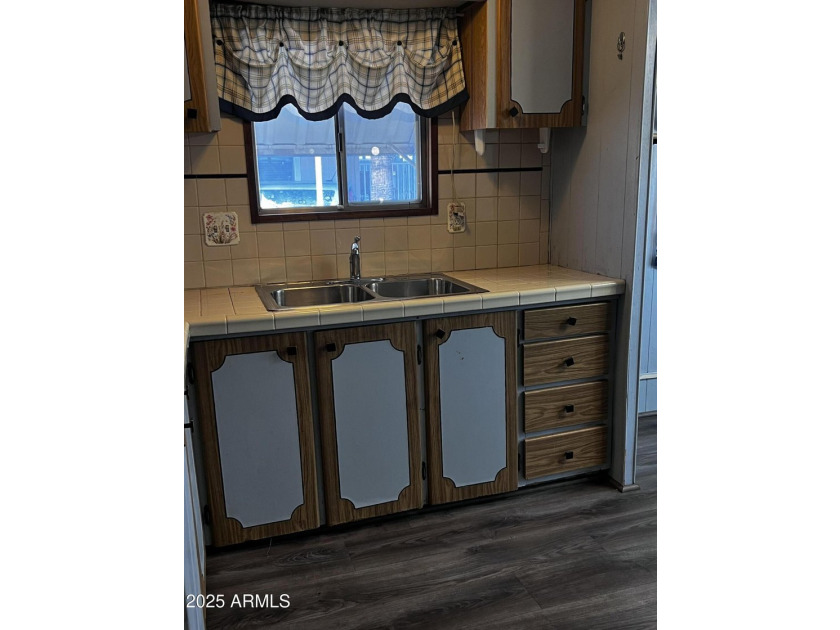 Cozy 2 bedroom /2 bath home with newer A/C Unit, Refrigerator - photo 10