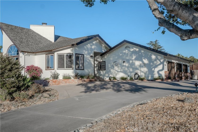 Nestled among the majestic oaks of Pine Canyon Estates, 19580 - photo 2