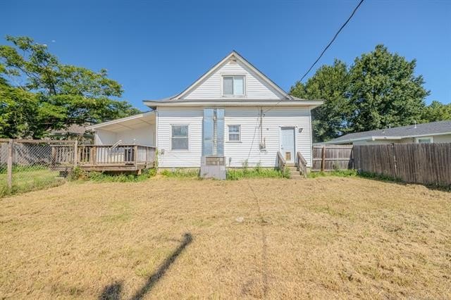 Farmhouse Chic in the Heart of Mannford! This charming 3-bedroom - photo 24