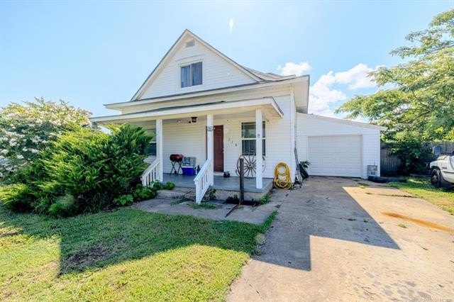 Farmhouse Chic in the Heart of Mannford! This charming 3-bedroom - photo 28